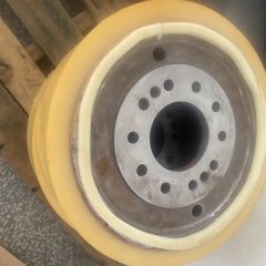 重型铁芯聚氨酯行走轮的安装方法