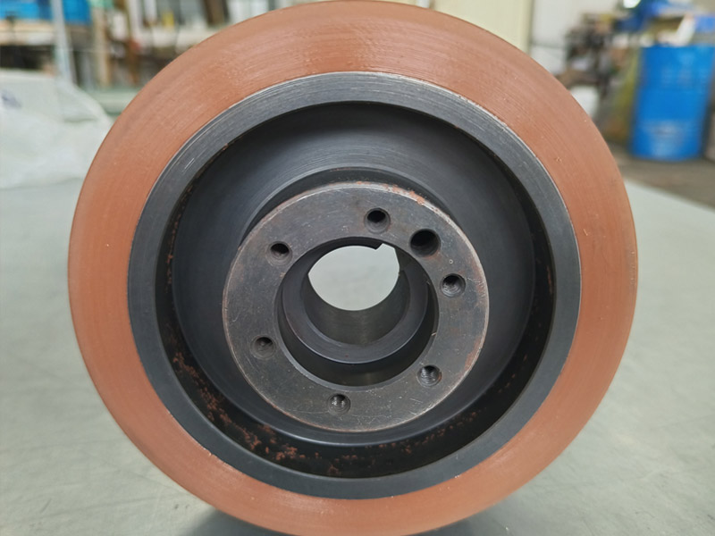 95A聚氨酯重型铁芯包胶轮在工业自动化与物流仓储上的应用