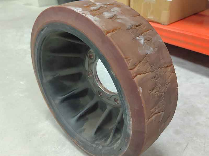 永恒力高叉ETV114n叉车驱动轮重新包胶客户案例